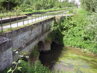 La rivière d'Ourcq sous le pont-canal du Clignon